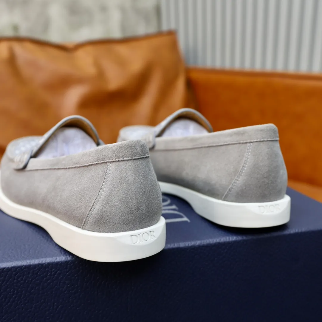 Ex-factory price: 540🙅‍♂️🙅‍♂️🙅‍♂️ Brand: Dior DIOR Standard code: Men's code 38/44 (45 can be customized) Grade: Same as the official website Material: Original cowhide stitching, cowhide lining, original TPU wear-resistant soft outsole Style categories: Leisure and sports version, footwear for driving, young fashion, European and American trends, British style Color: actual picture color